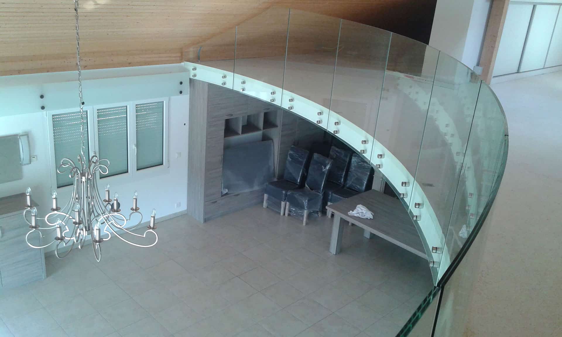 Osvetlite prostor uz staklene ograde