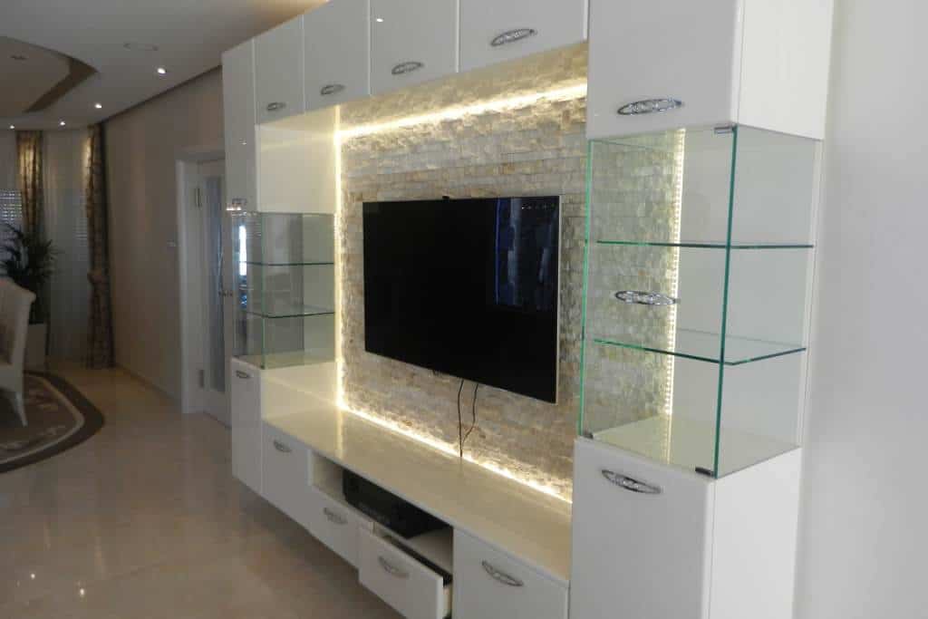 Stakleni nameštaj po meri - staklene police