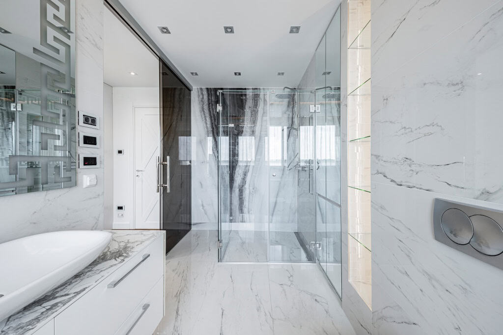 Stakleni elementi za tuš ili kadu