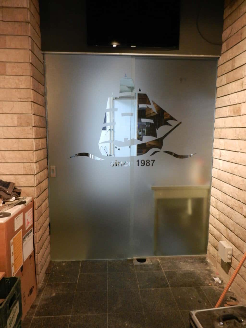 Brendiranje firme - staklena vrata