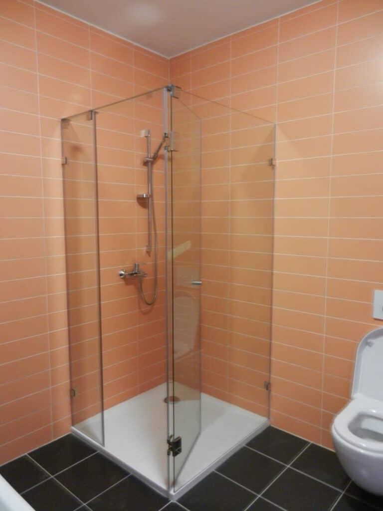 Ugaone tuš kabine od stakla - ideje