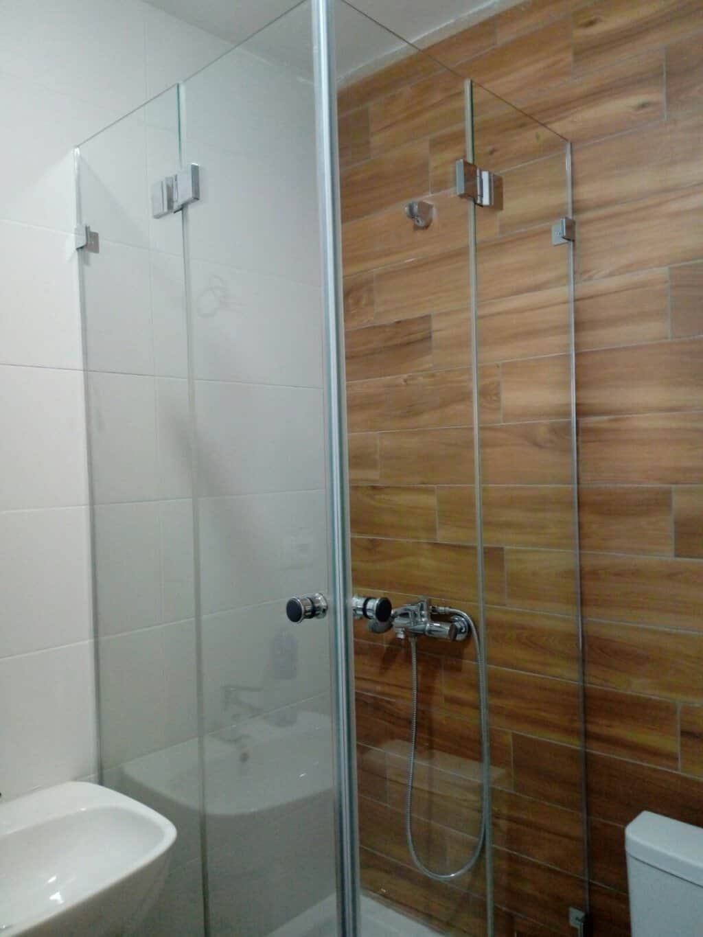 Prednosti ugaone tuš kabine od stakla