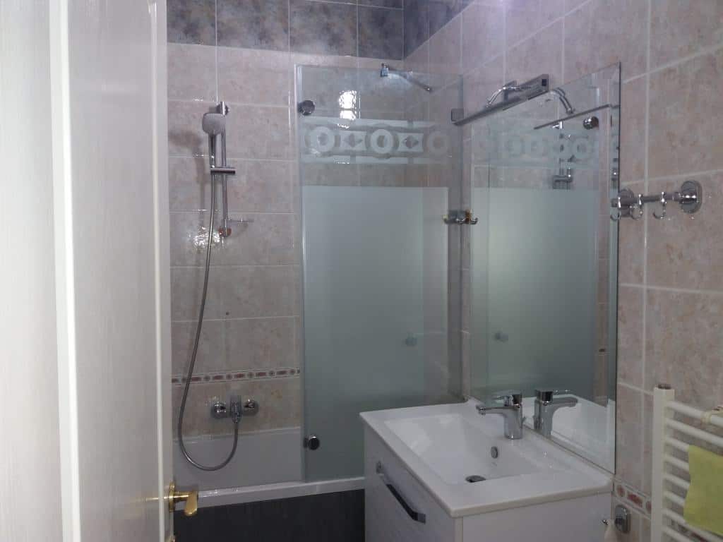 Staklo za kadu - vrste