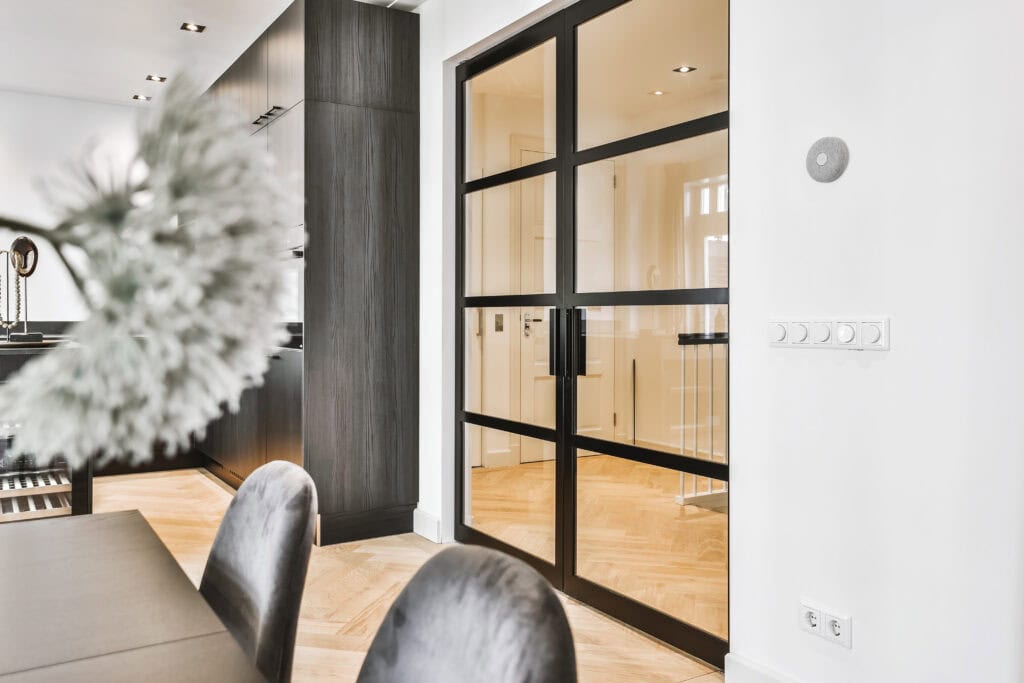 Staklena vrata u savremenom enterijeru