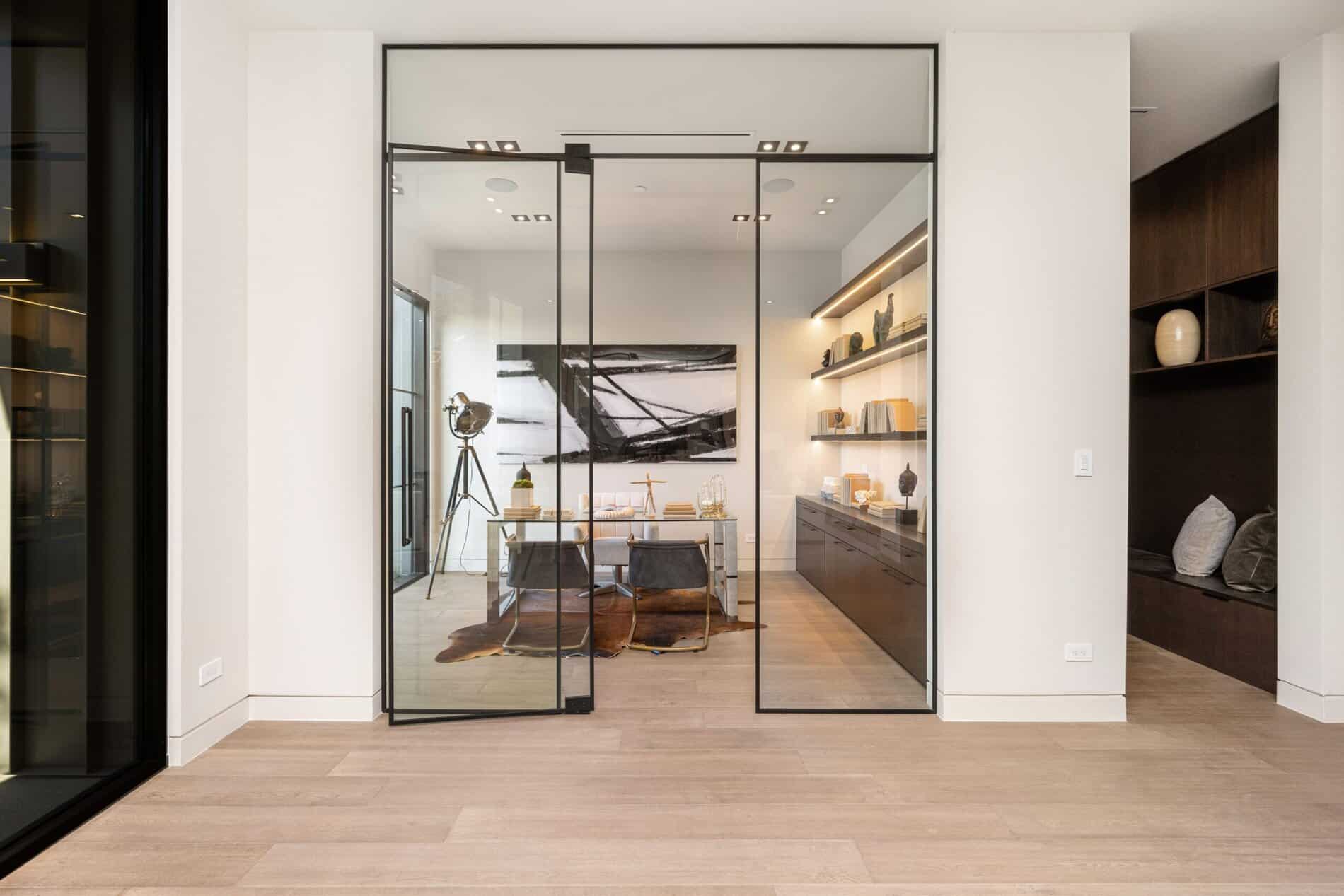 Staklena vrata u savremenom enterijeru