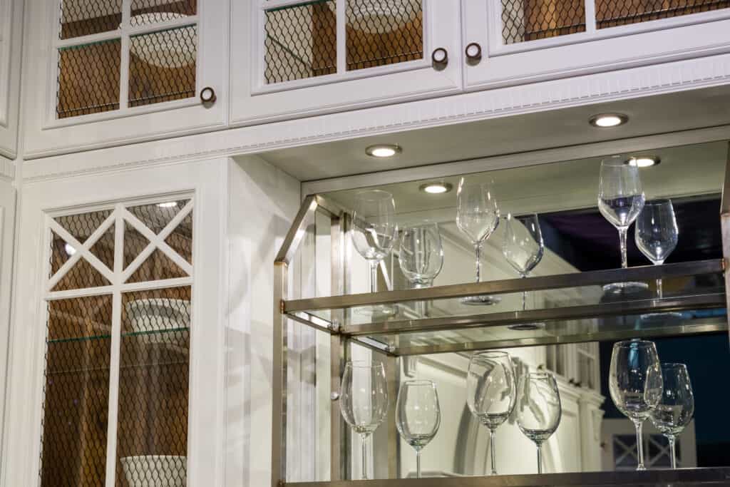 Stakleni nameštaj po meri – kada dizajn prati vaš prostor