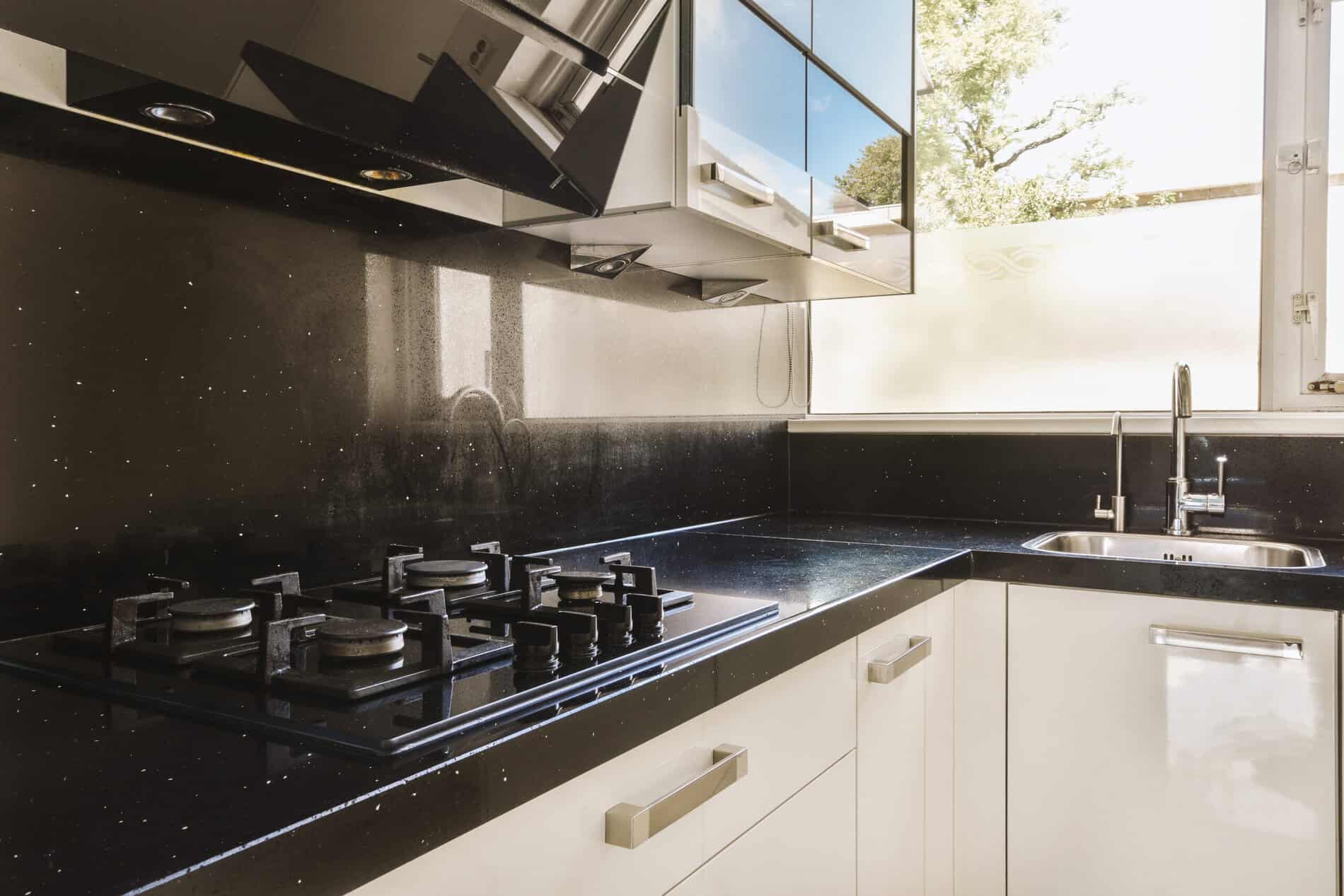 Kuhinjsko staklo: idealna zaštita zida između elemenata