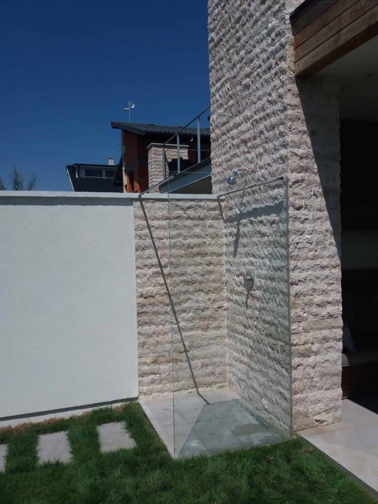 Tuš paravani u dvorištu