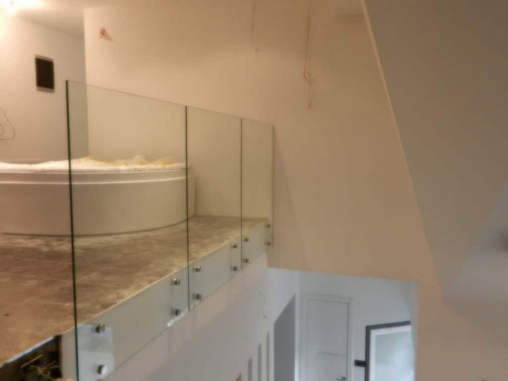Staklene ograde na galeriji po meri